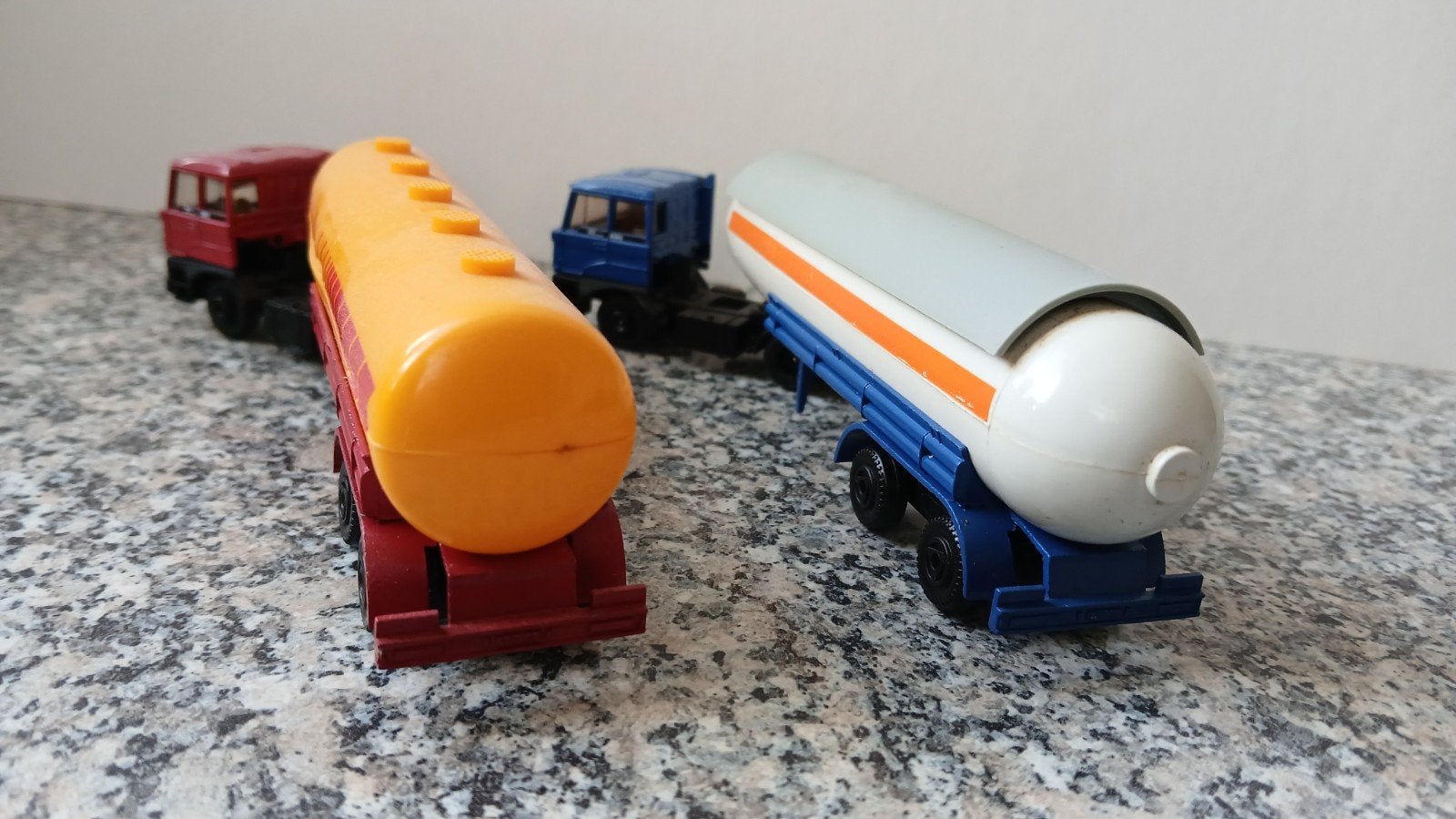 2x Efsi DAF 3600 model schaal 1:87, Ophalen