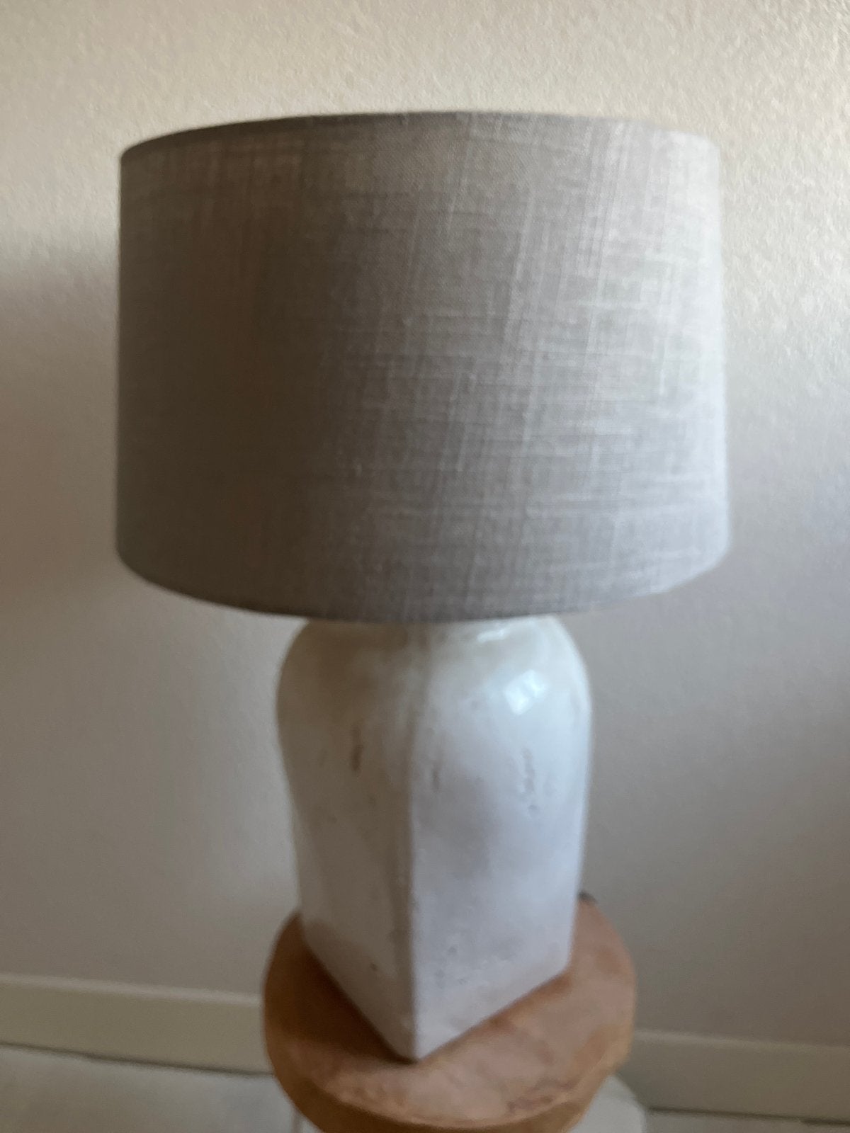 Tafellamp met taupe kap en stenen voet, 60cm hoog, Ophalen, Gebruikt, Grijs, Steen/keramiek