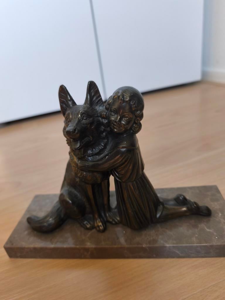 Bronzen beeldje: Kind omhelst hond op marmeren sokkel, Minder dan 20 cm, Gepatineerd, Ophalen of Verzenden, Brons