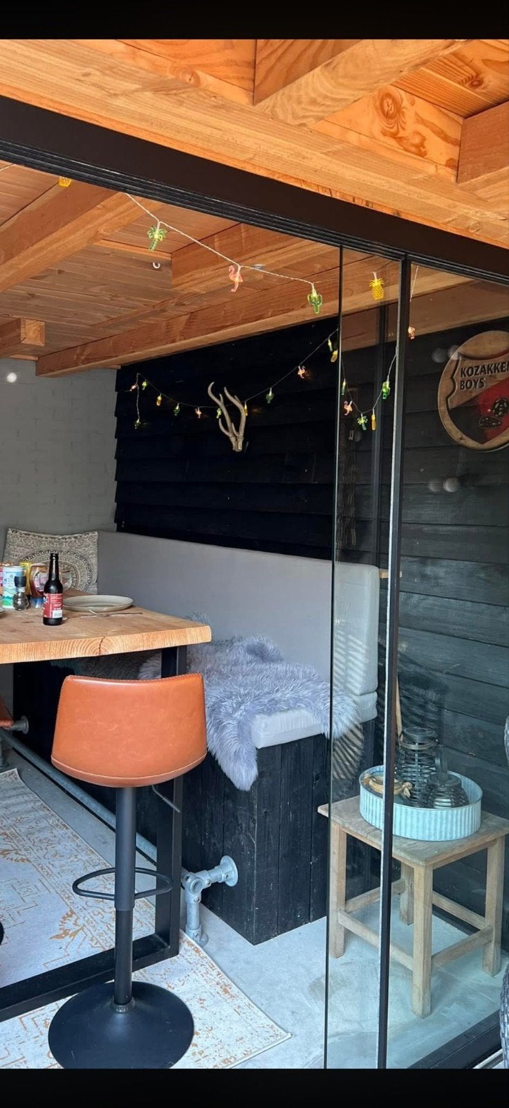 Stevige Zwarte Houten Bank met Comfortabele Kussens, Ophalen, Gebruikt, Hout, Rustiek, Industrieel