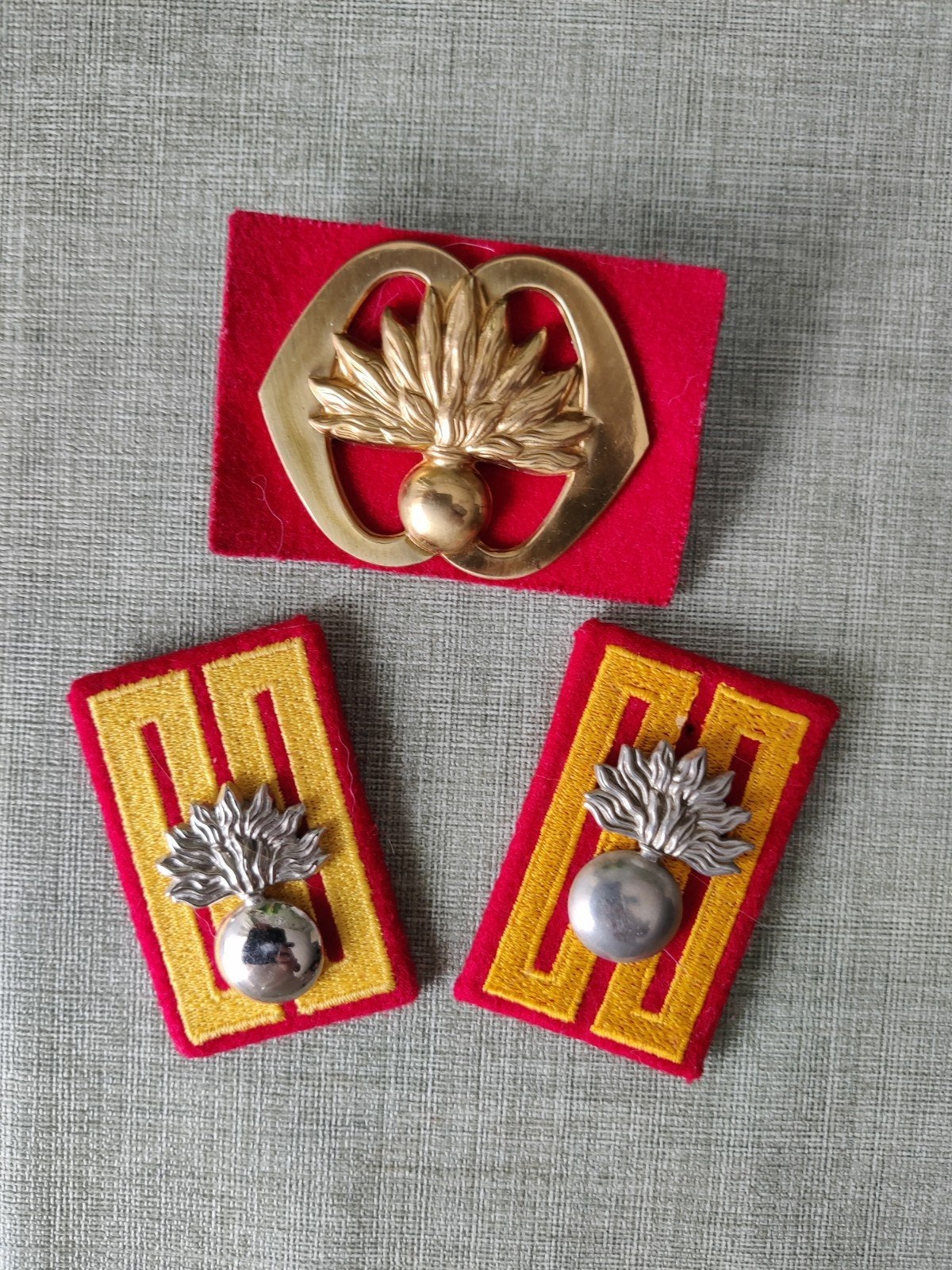 Set grenadiers (2), Verzamelen, Verzenden, Landmacht, Nederland, Embleem of Badge