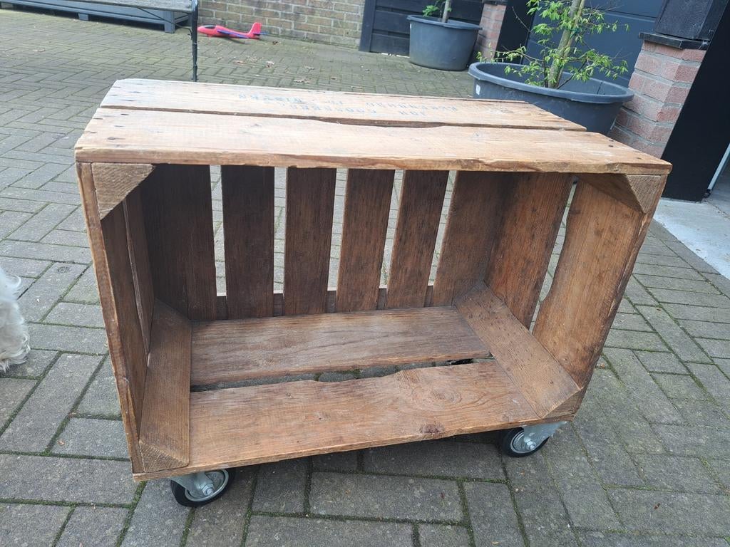 Ouderwetse houten kist op wieltjes - decoratief en praktisch, Huis en Inrichting, Woonaccessoires | Kisten, Minder dan 50 cm, Gebruikt
