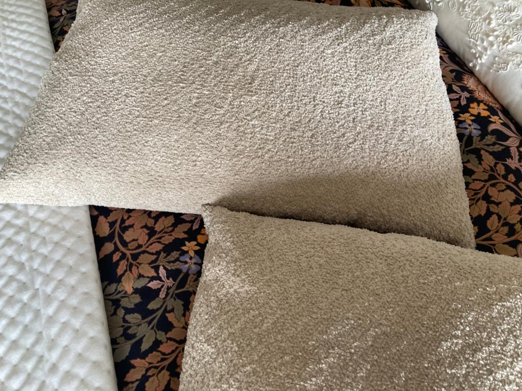 2 BOUCLE CREME KUSSENS 70 x 50, Huis en Inrichting, Ophalen, Zo goed als nieuw