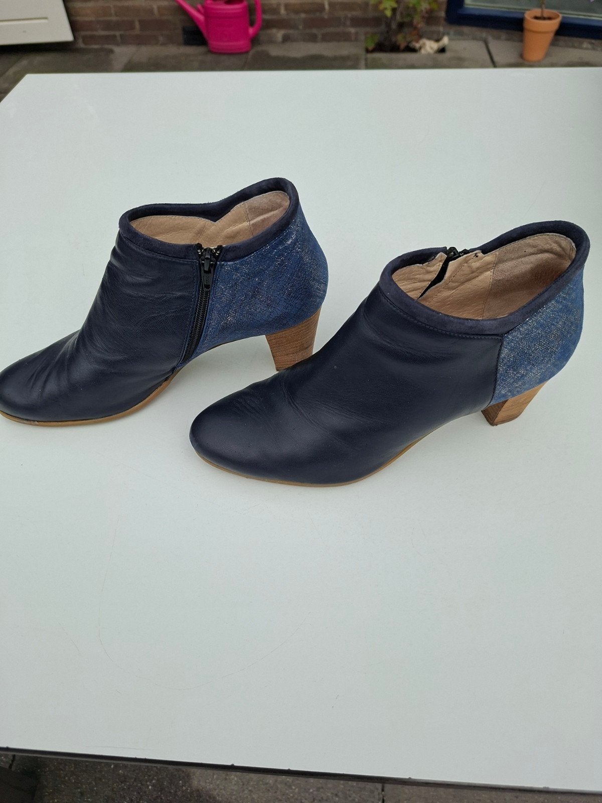 Te koop z.g.a.n. Italiaanse blauwe enkel laarsjes. Maat 41., Ophalen of Verzenden, Zo goed als nieuw, Blauw, Lage of Enkellaarzen