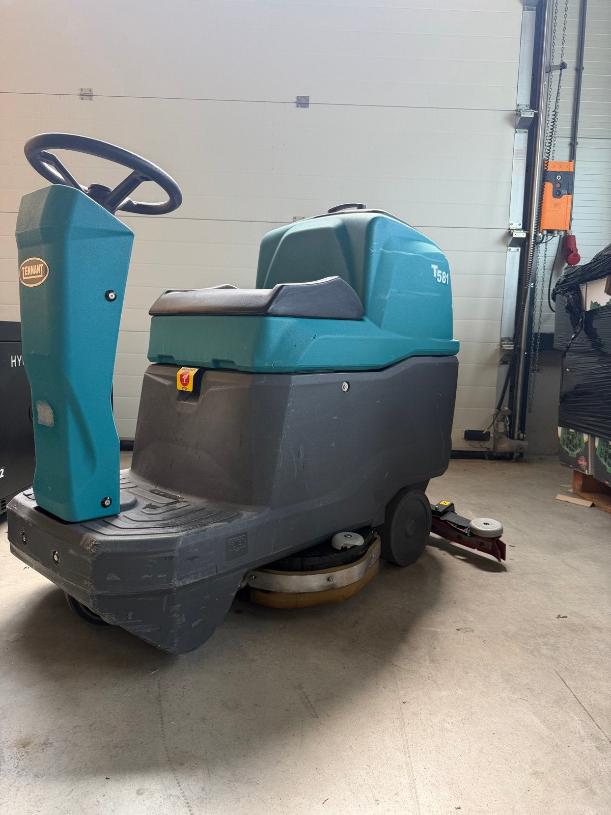 Tennant T581 Ride-on Schrob-/Zuigmachine, Ophalen