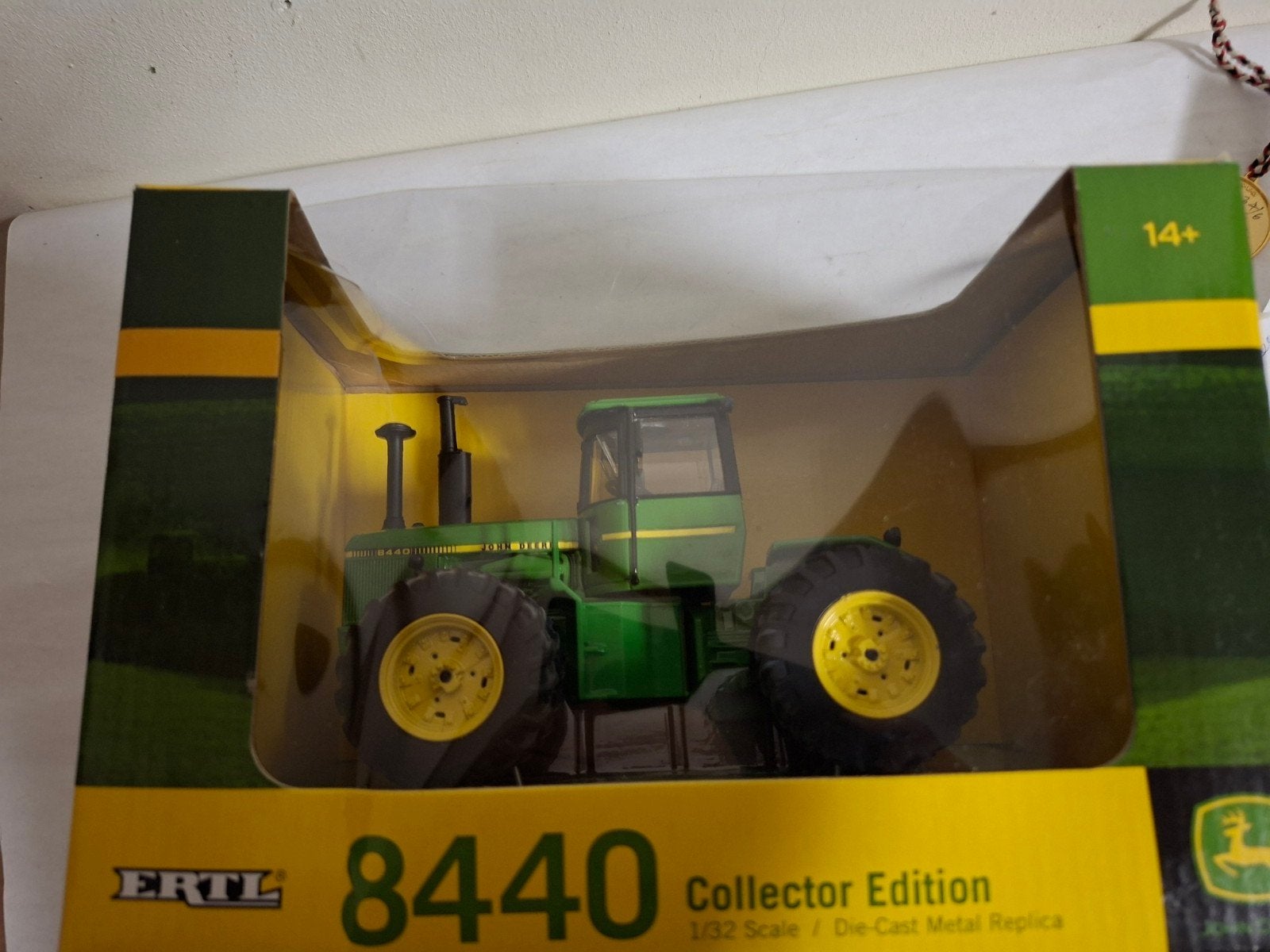 John Deere 8440 kniktractor. Ertl schaal 1:32., Ophalen of Verzenden, Nieuw, Tractor of Landbouw, ERTL