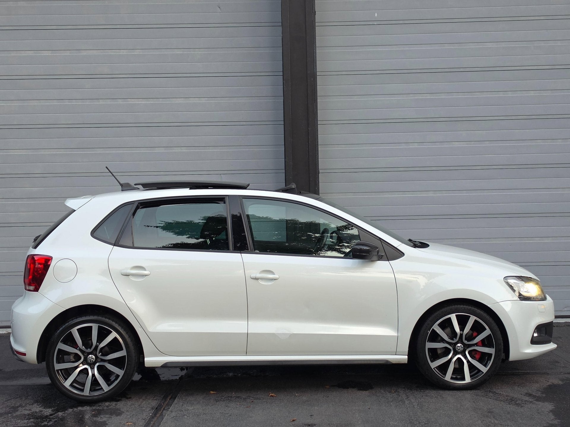 Volkswagen Polo 1.4 TSI GTI, Pano, Navi, Cruise Automaat, Auto's, Volkswagen, Zwart, 4 cilinders, Wit, Bedrijf