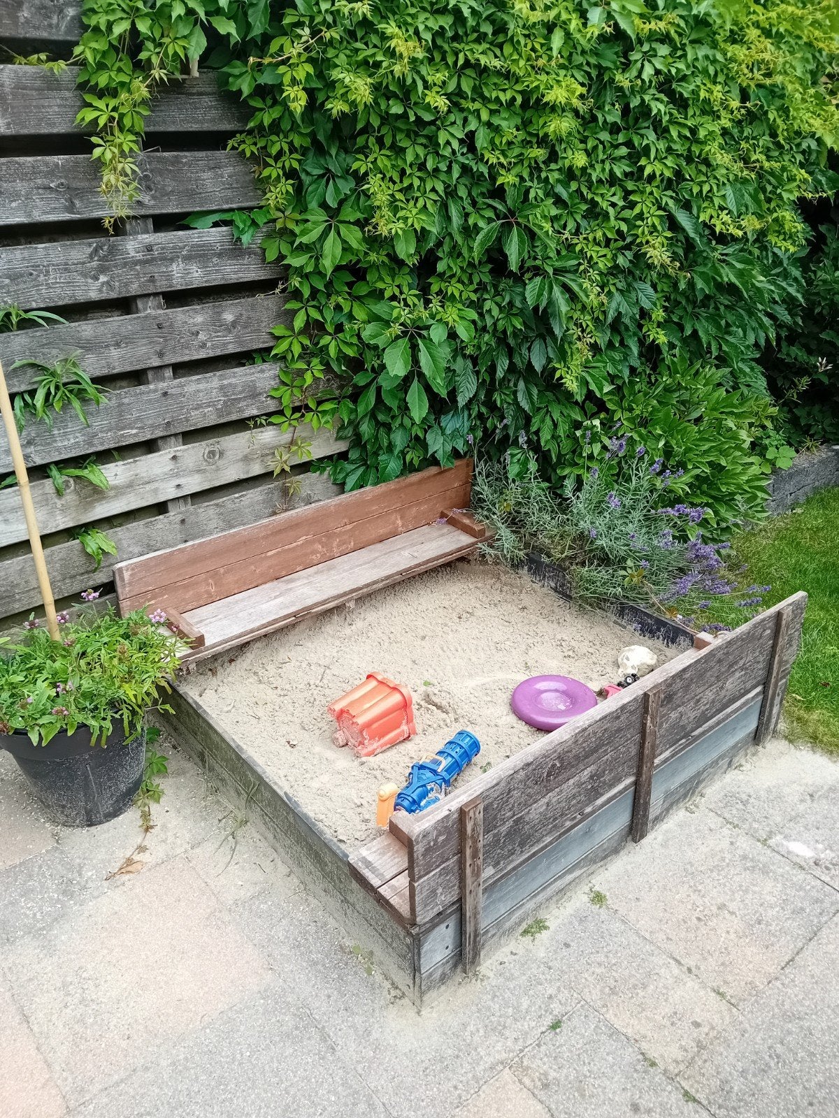 Zandbak 1,5x1,5 meter met deksel en bankjes, Ophalen, Gebruikt