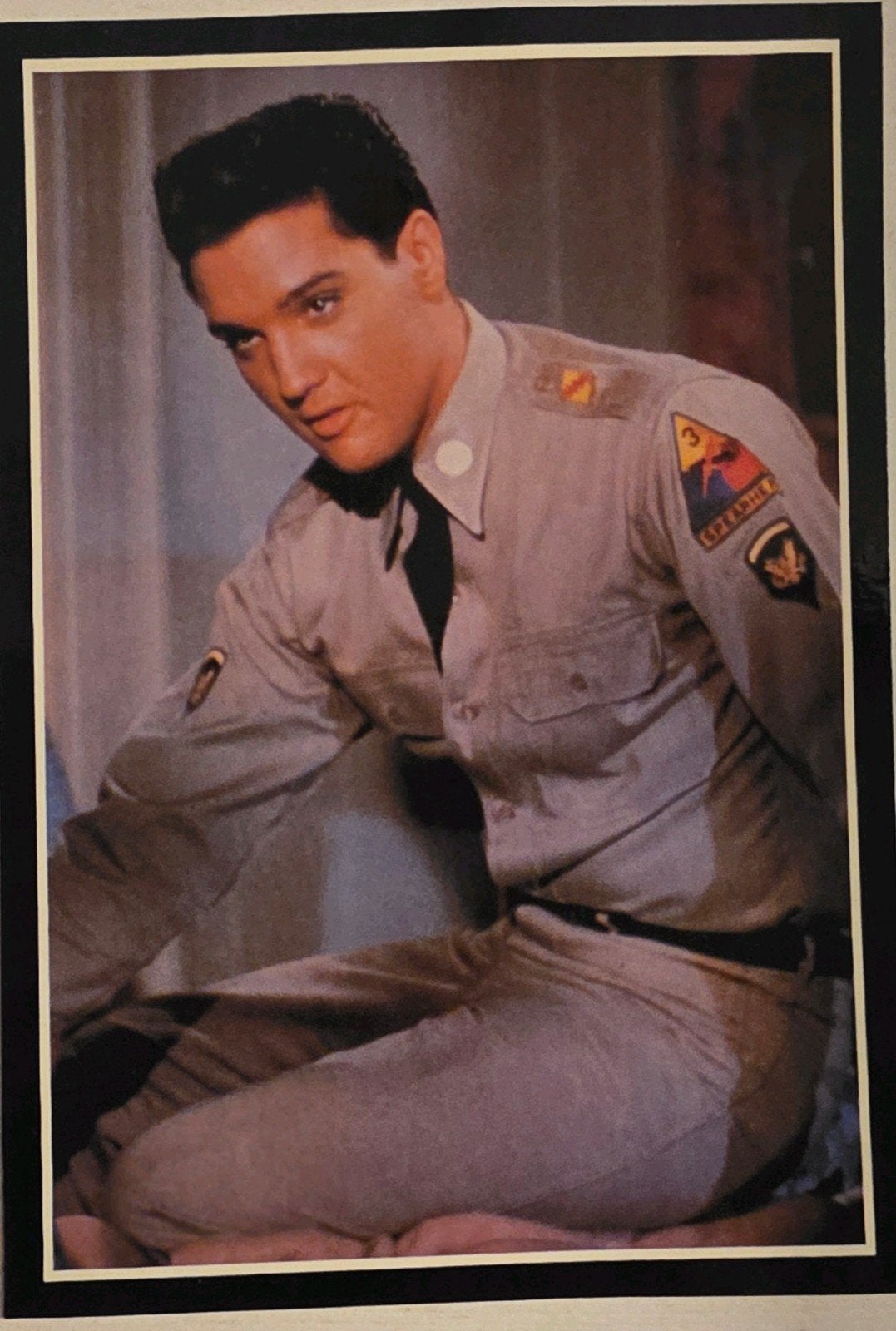 Ansichtkaart Elvis Presley in militair uniform, Verzenden, 1960 tot 1980, Ongelopen