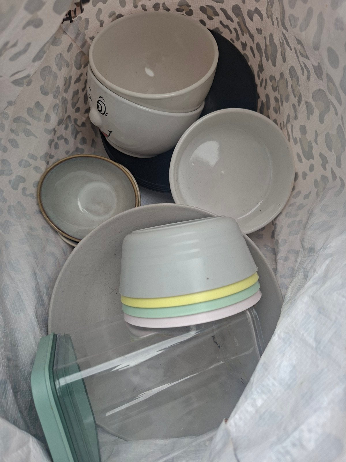 gratis ophalen keukengerei  borden schalen glazen ect, Gebruikt, Keramiek, Ophalen of Verzenden, Bord(en)