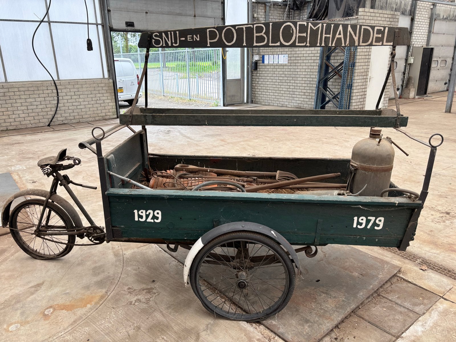 Antieke Bakfiets - Snij- en Potbloemenhandel (1929), Fietsen en Brommers, Fietsen | Bakfietsen, Terugtraprem, Gebruikt, Goederen