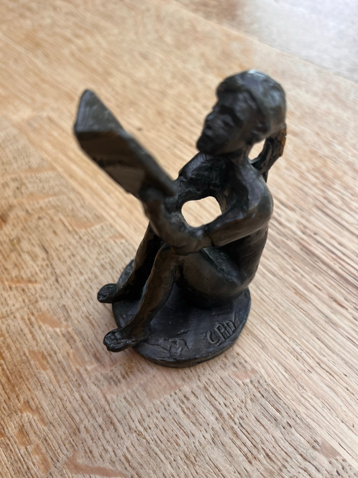 Bronzen beeldje 'Lezende Vrouw' - Gesigneerd Ammerlaan, Ophalen of Verzenden, Brons, Gemerkt, Beeld