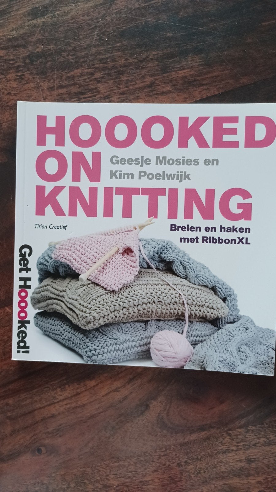 Hoooked on knitting,  breien en haken, Ophalen of Verzenden, Zo goed als nieuw, Breien of Haken, Patroon of Boek