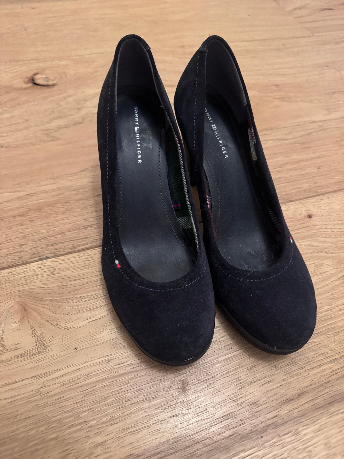 Tommy Hilfiger suède pumps - Maat 40, Kleding | Dames, Ophalen of Verzenden, Zo goed als nieuw, Blauw, Pumps