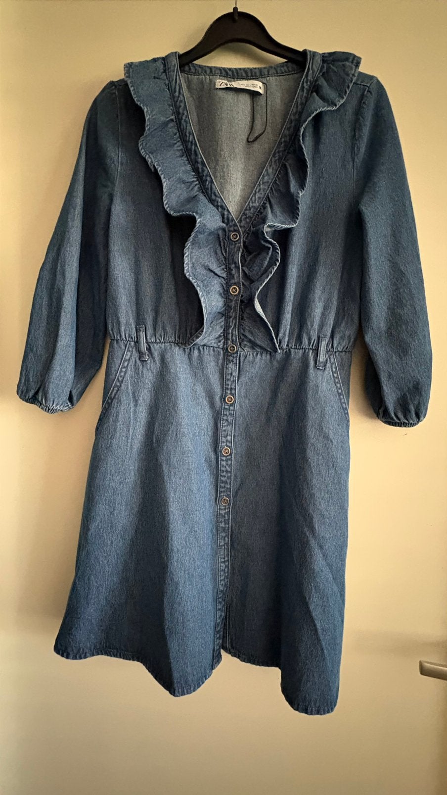 Nieuwe denim jurk Zara met ruffles, Maat 38/40 (M), Blauw, Nieuw, Ophalen of Verzenden
