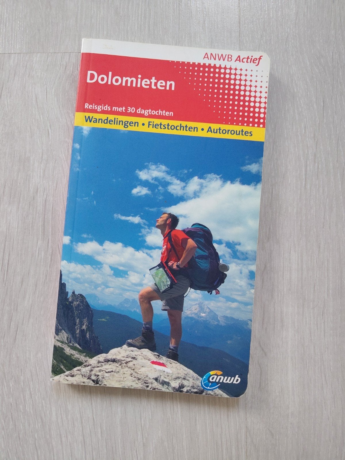 Reisgids met wandelingen in de Dolomieten Noord Italië, ANWB, Europa, Ophalen of Verzenden, Zo goed als nieuw, Reisgids of -boek