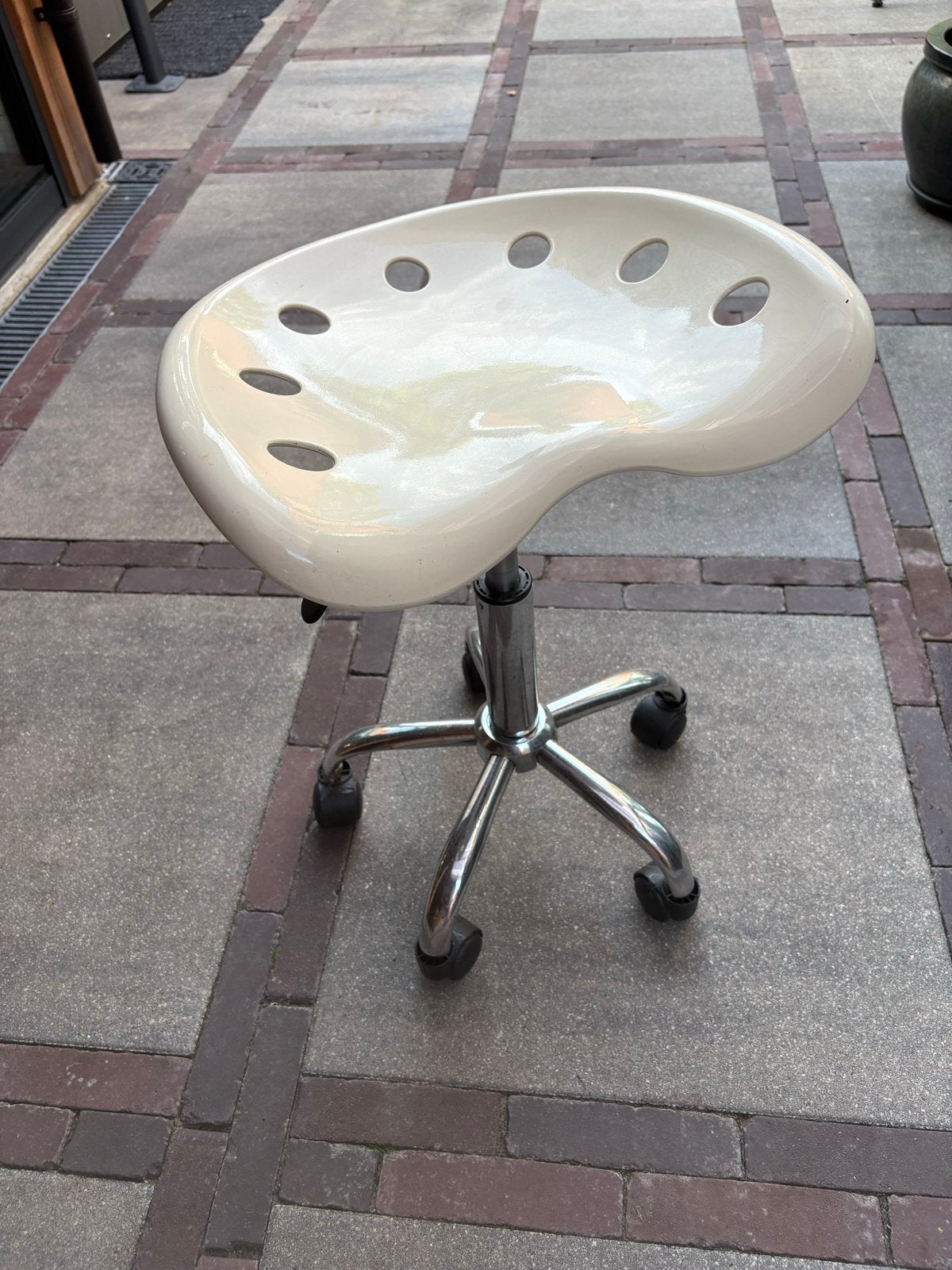 Ergonomische Kruk met Wieltjes - Wit/Crème, Ophalen, Kunststof, Gebruikt, Wit
