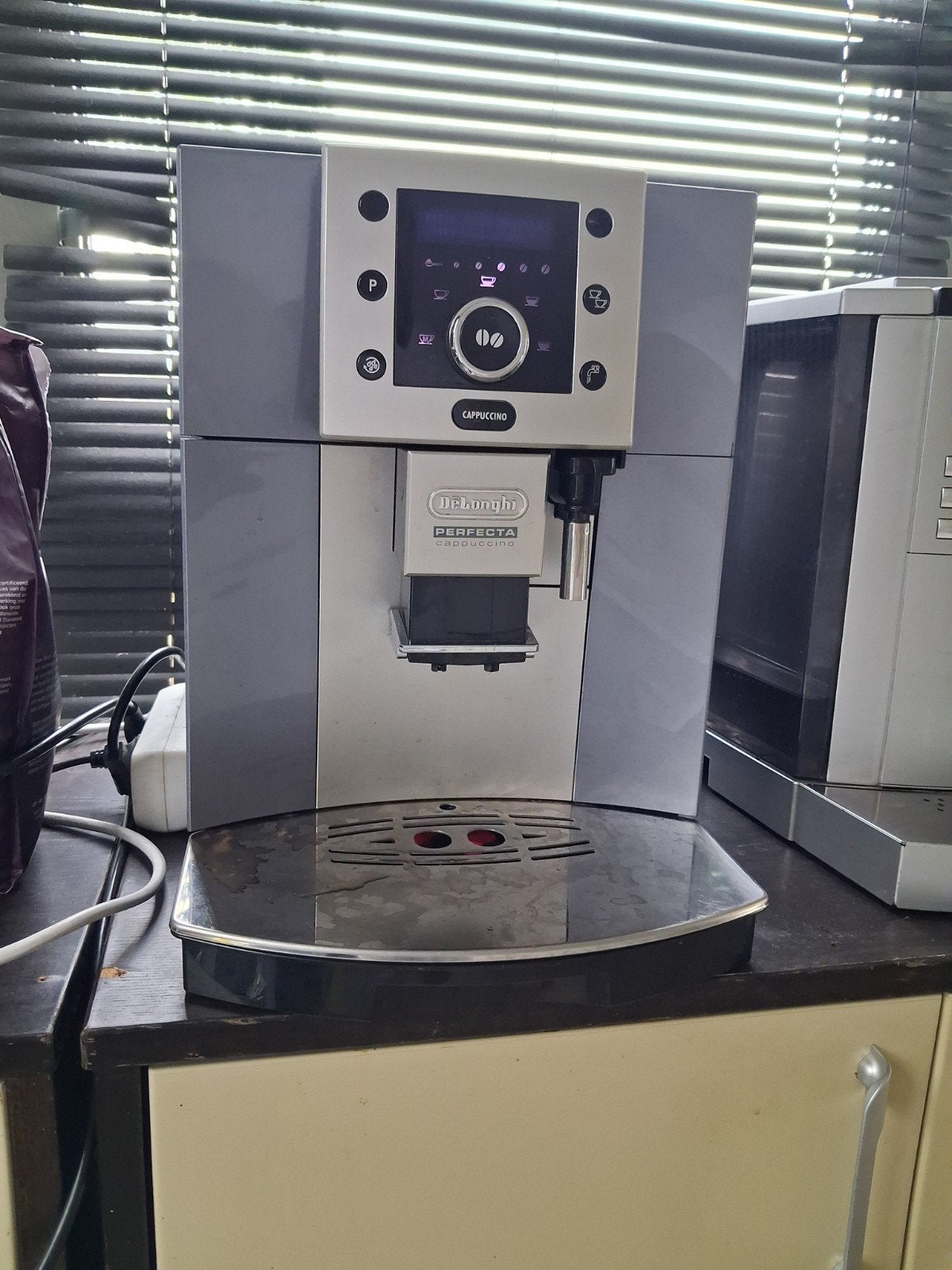 Foto 2 van De'Longhi Perfecta Cappuccino volautomatische koffiemachine