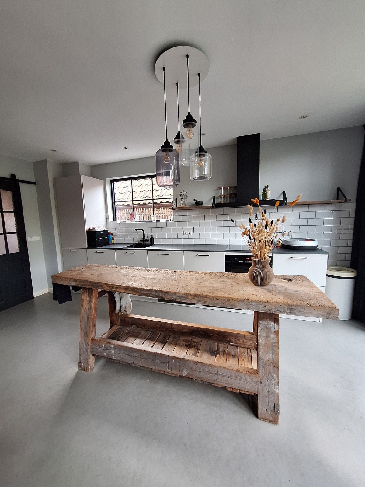 Authentieke houten werkbank met bankschroef en lades
