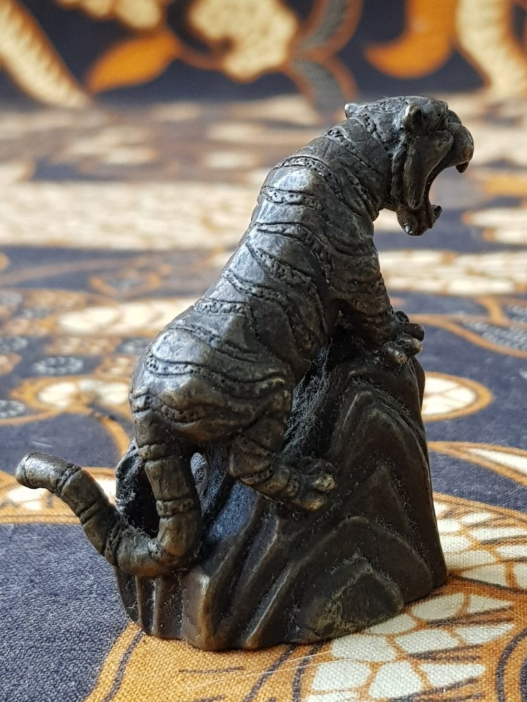 Mooi oud Chinees brons beeldje met een tijger 5,2 cm., Ophalen of Verzenden