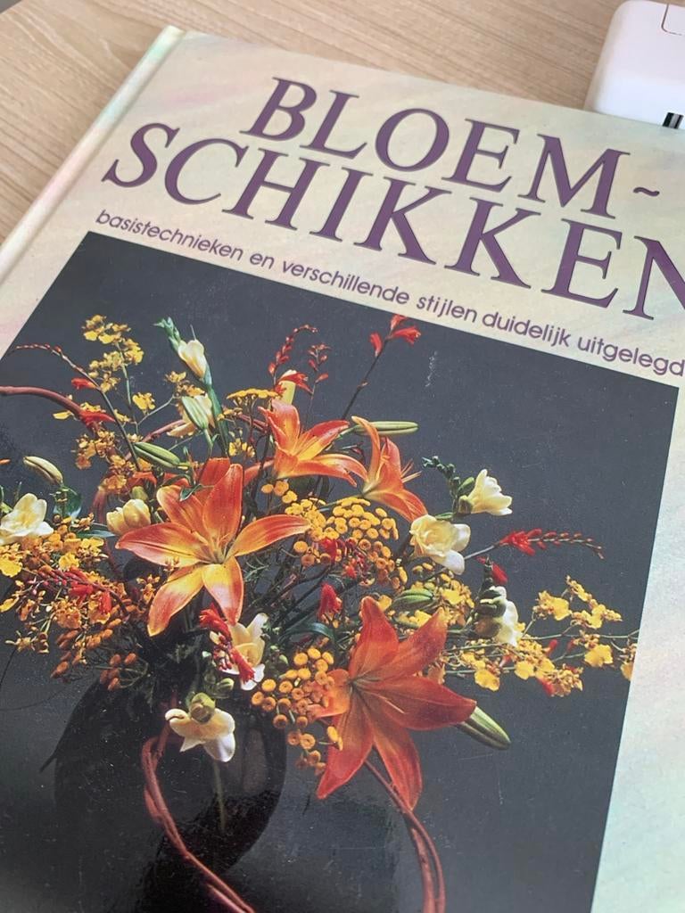 Boek bloemschikken, Ophalen of Verzenden, Gelezen, Overige onderwerpen