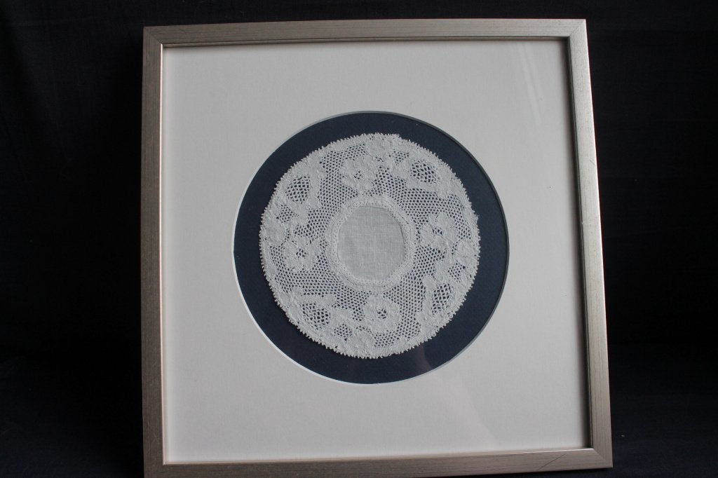 Rond kleedje van kloskant, ingelijst met passepartout, Antiek en Kunst, Curiosa en Brocante, Ophalen of Verzenden