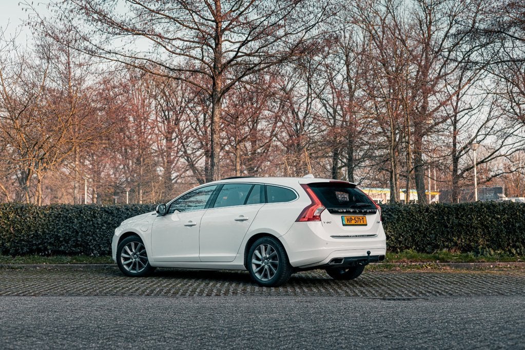Volvo V60 2.4 D6 Twin Engine R-Design, Automaat, Wit, 1880 kg, 900 km