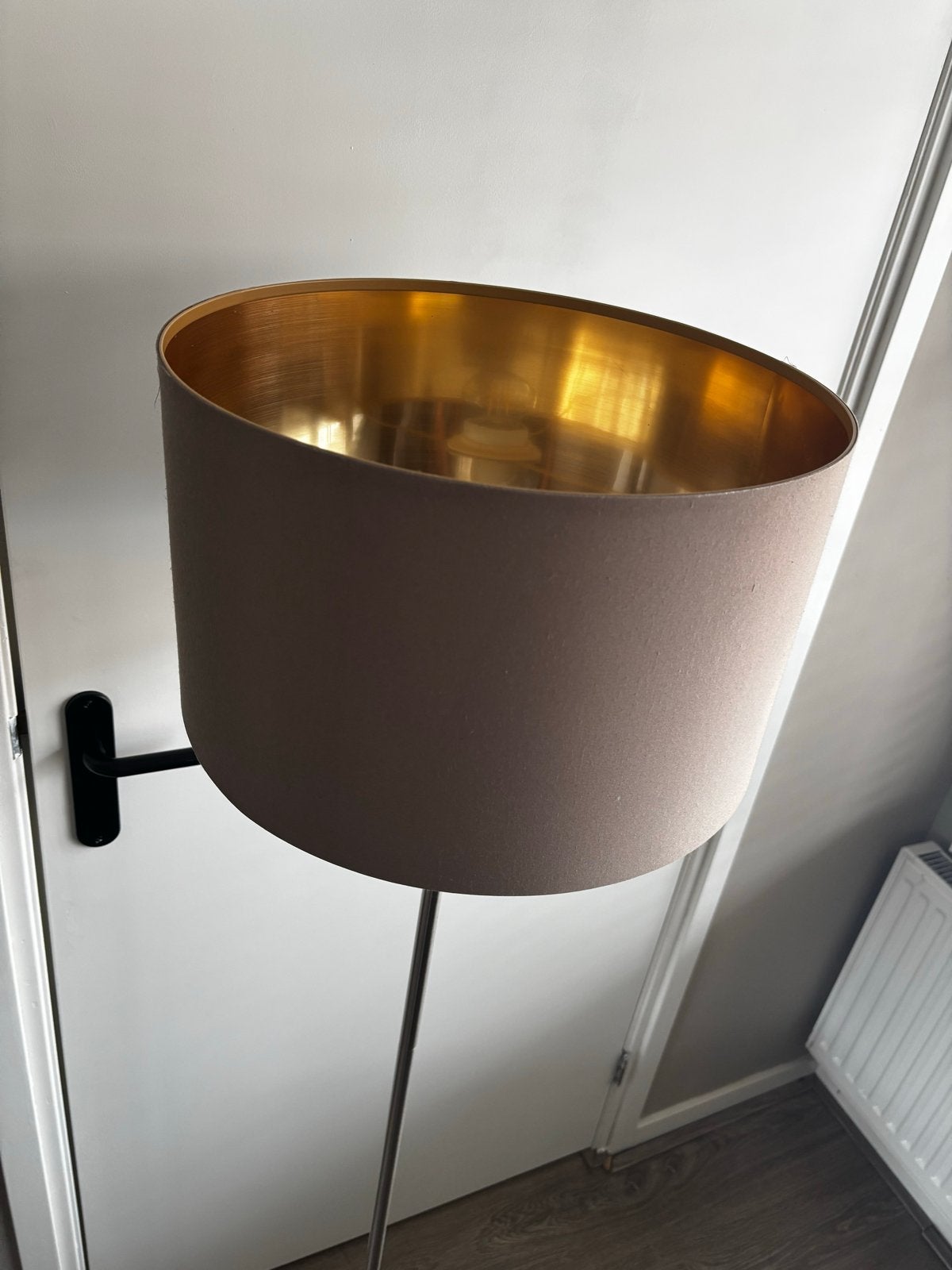 Stijlvolle staande lamp met stoffen kap en gouden binnenkant, Huis en Inrichting, Ophalen, Gebruikt, E27 (groot), Metaal
