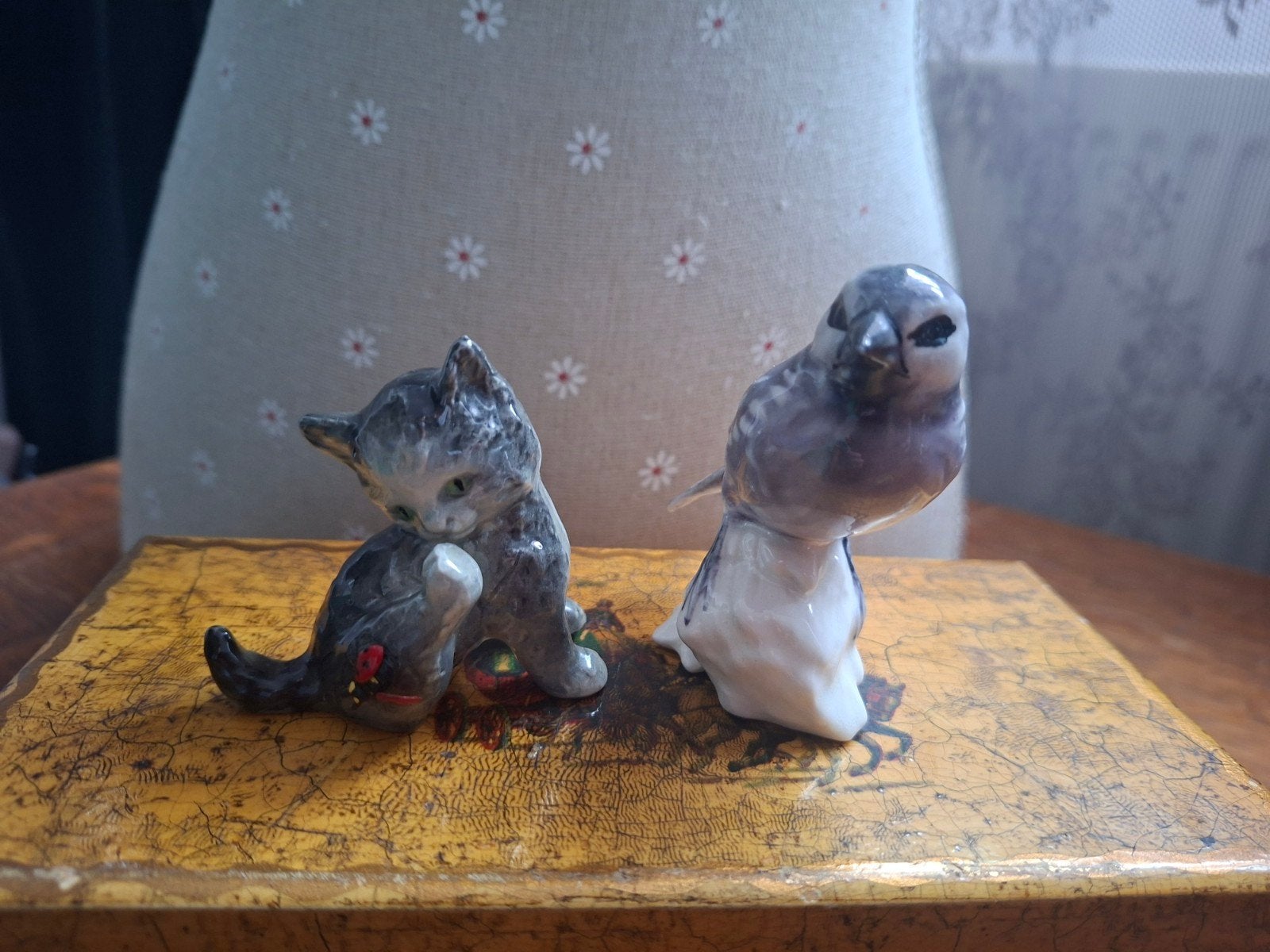 Goebel beeldje kitten en grijze kwikstaart vogel, Ophalen of Verzenden, Zo goed als nieuw, Vogel, Beeldje of Figuurtje