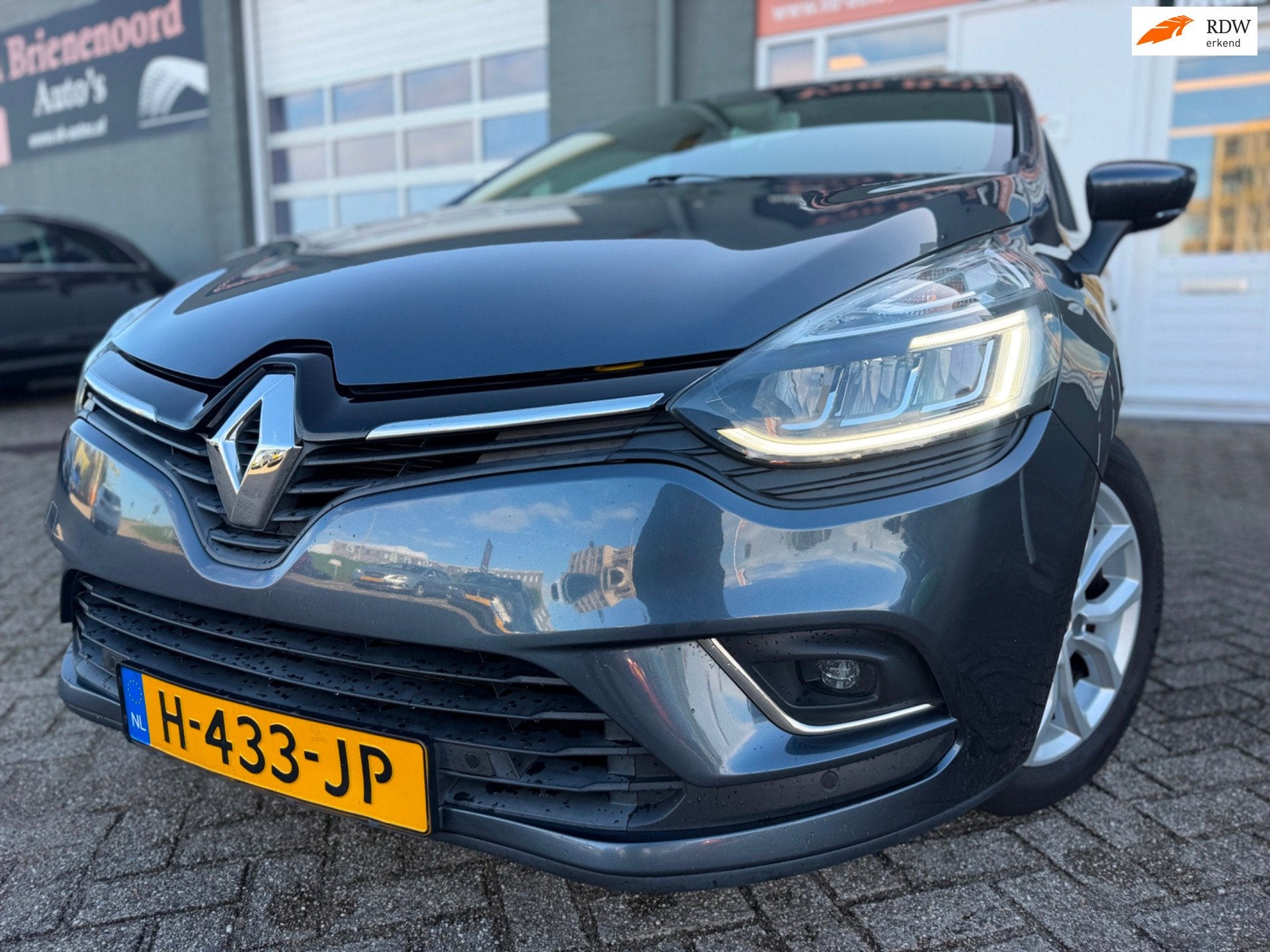 Renault Clio 0.9 TCe Intens met parkeersensoren en navigatie, 898 cc, Gebruikt, Verwarmde buitenspiegels, Leder en Stof