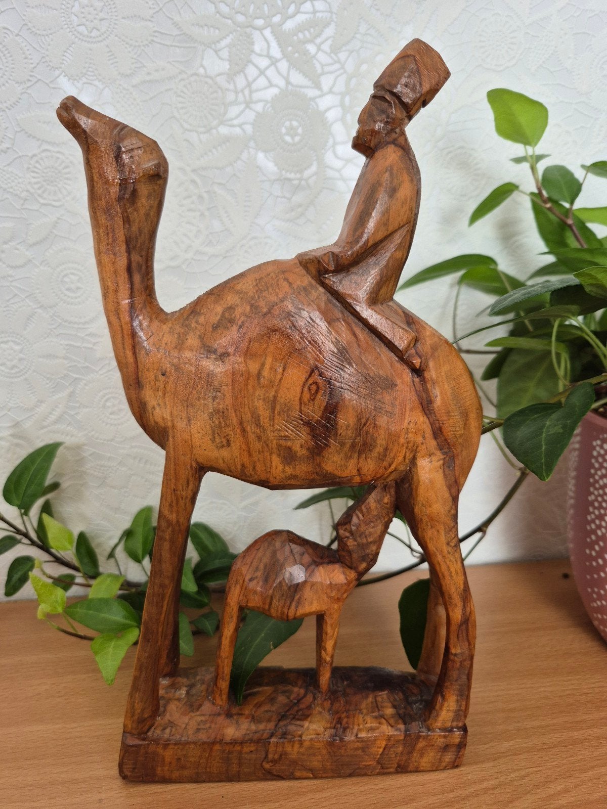 Vintage houten sculptuur beeld kameel met ruiter en jong, Antiek en Kunst, Kunst | Beelden en Houtsnijwerken, Ophalen of Verzenden