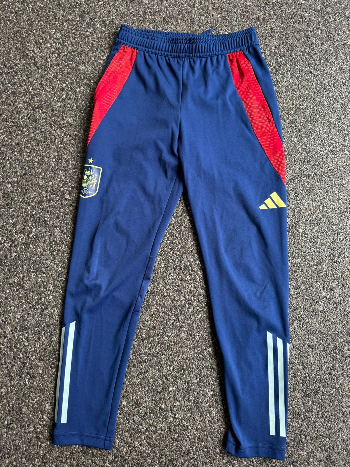 Trainingsbroek Adidas Spanje maat M/152, Ophalen, Zo goed als nieuw, Jongen of Meisje, Broek