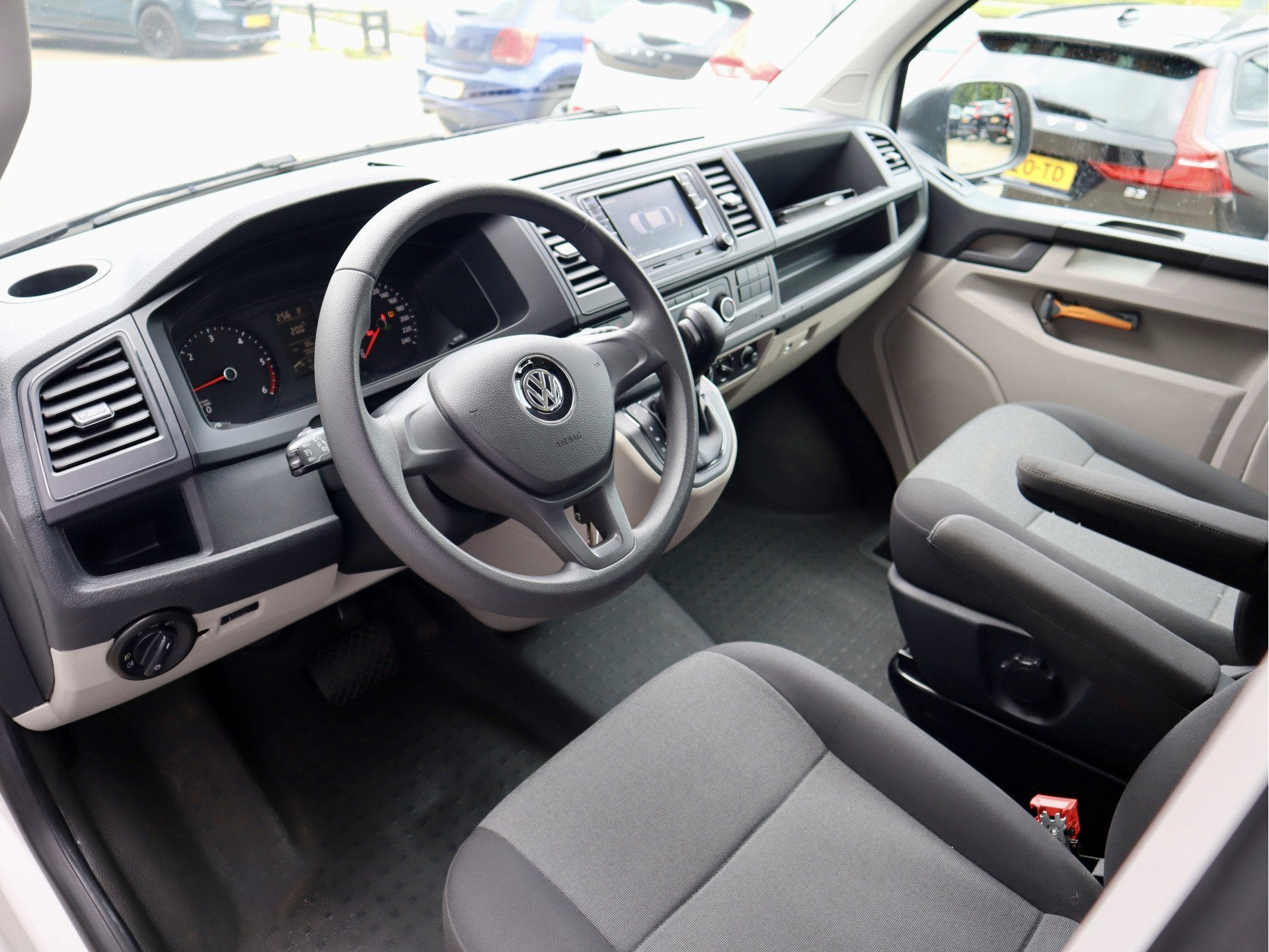 Volkswagen Transporter Kombi 2.0 TDI DSG 8 PERSOONS, Auto's, Gebruikt, 150 pk, 255 €/maand, 2500 kg