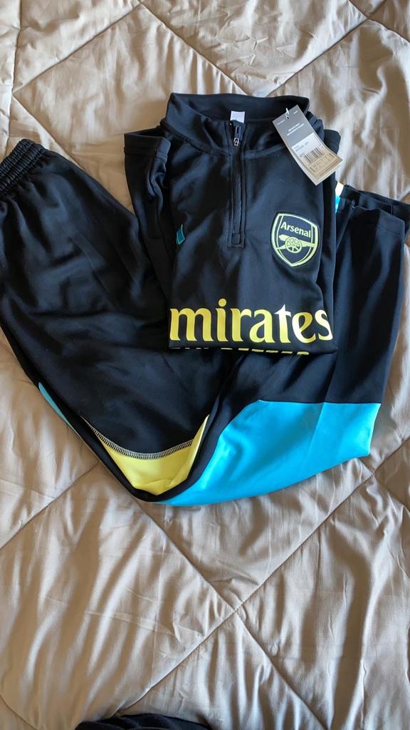 Arsenal Trainingspak Zwart/Geel/Blauw - Nieuw met labels, Maat 48/50 (M), Zwart, Ophalen of Verzenden, Zo goed als nieuw