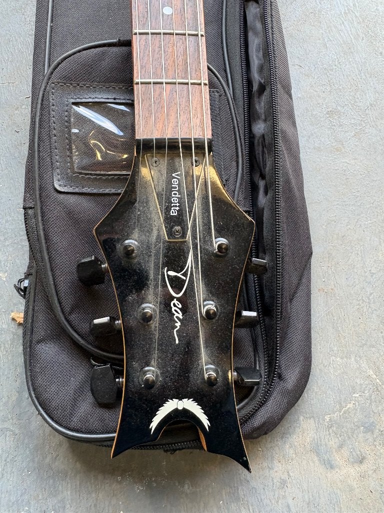 Dean Vendetta gitaar met Line 6 Spider Classic 15 versterker