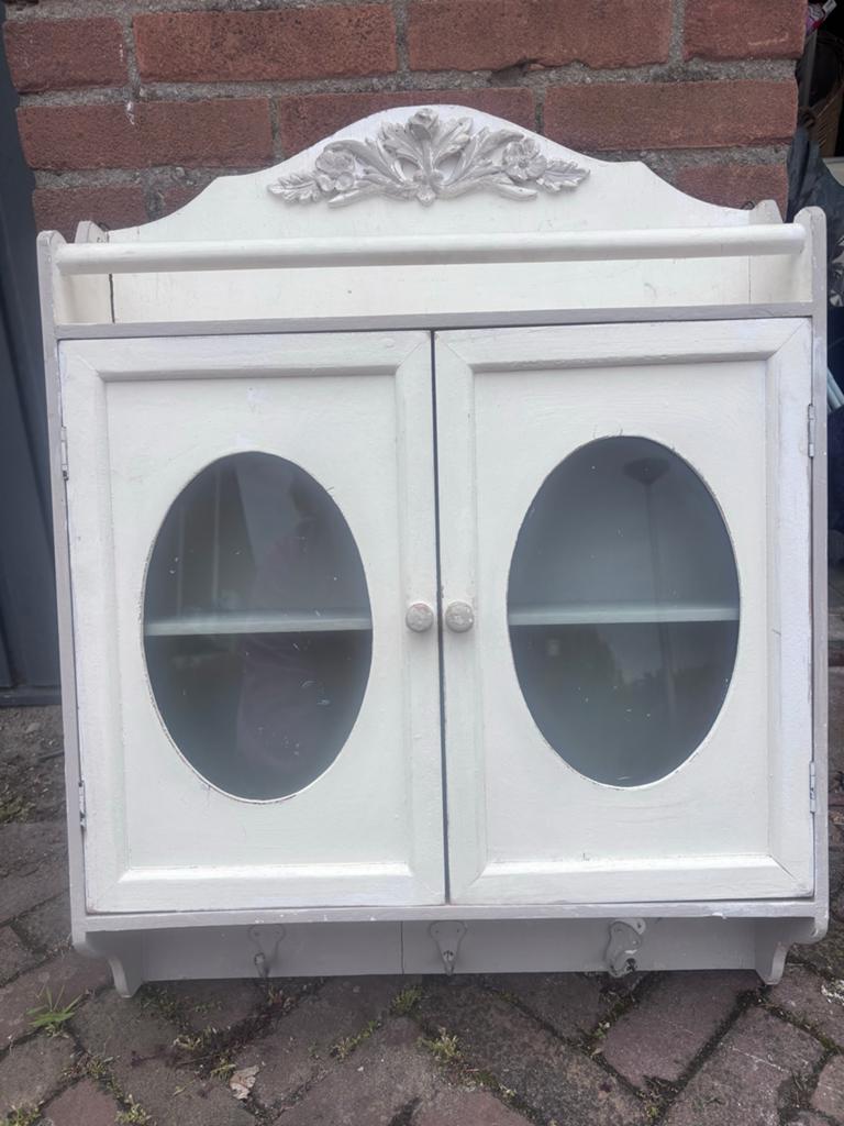 Vintage wit wandkastje met glazen deurtjes, Ophalen of Verzenden