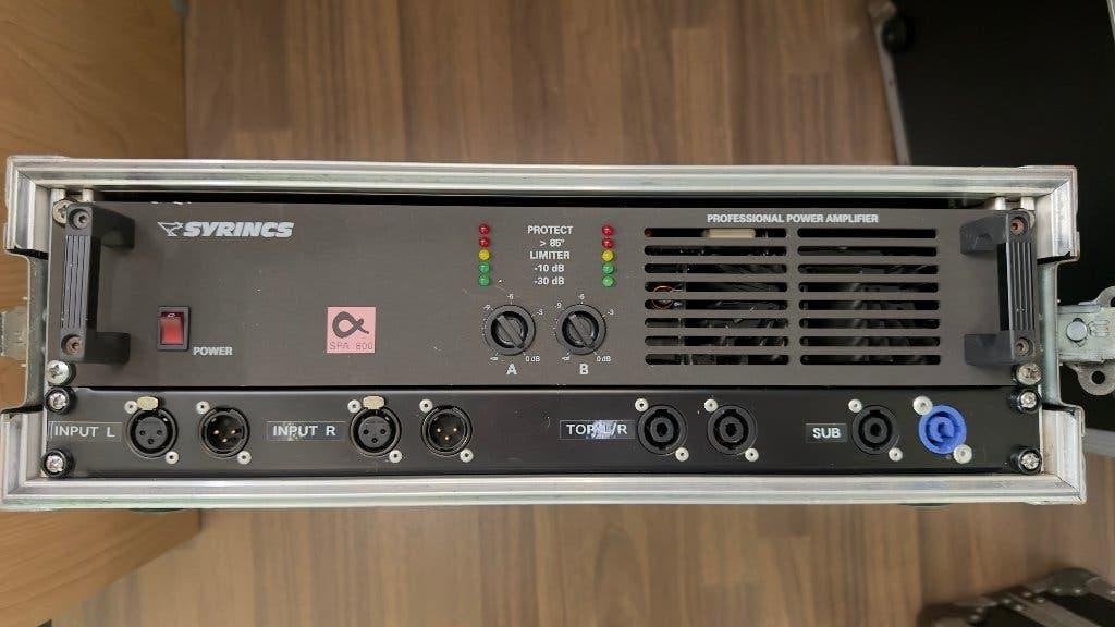 Nette Syrincs SPA800 versterker, 2 x 510 watt @ 4 Ohm, Ophalen, Gebruikt, 500 tot 1000 watt, P.A.