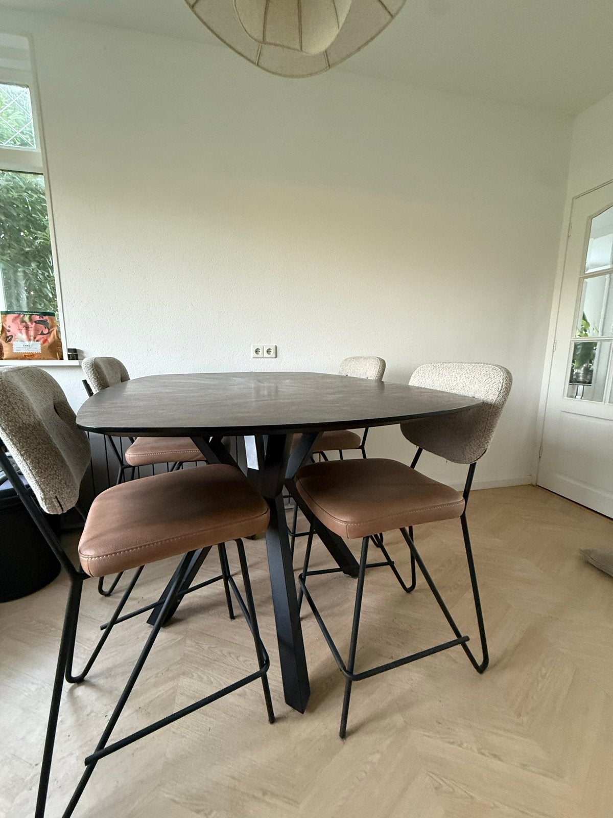 Elegante bartafel XOOON met 4 stoelen - Zo goed als nieuw, Huis en Inrichting, Ophalen, 50 tot 100 cm, Zo goed als nieuw, Vier personen