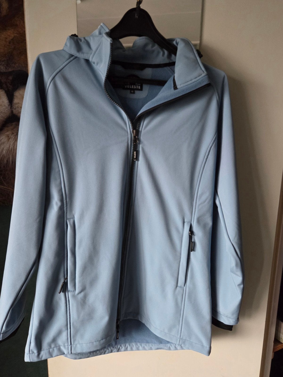 Mooie blauwe VELESTE jas met capuchon, Ophalen of Verzenden, Zo goed als nieuw, Maat 42/44 (L), Blauw