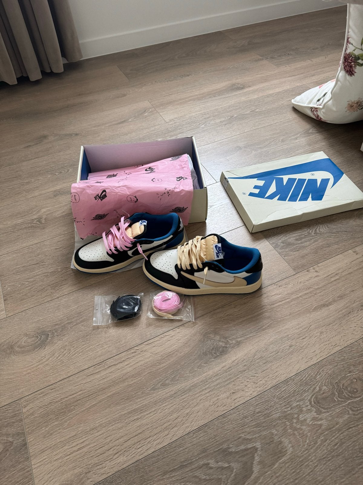 Travis Scott x Air Jordan 1 Low OG 'Sky Bleu', Kleding | Heren, Schoenen, Ophalen of Verzenden, Nieuw, Blauw, Sneakers of Gympen