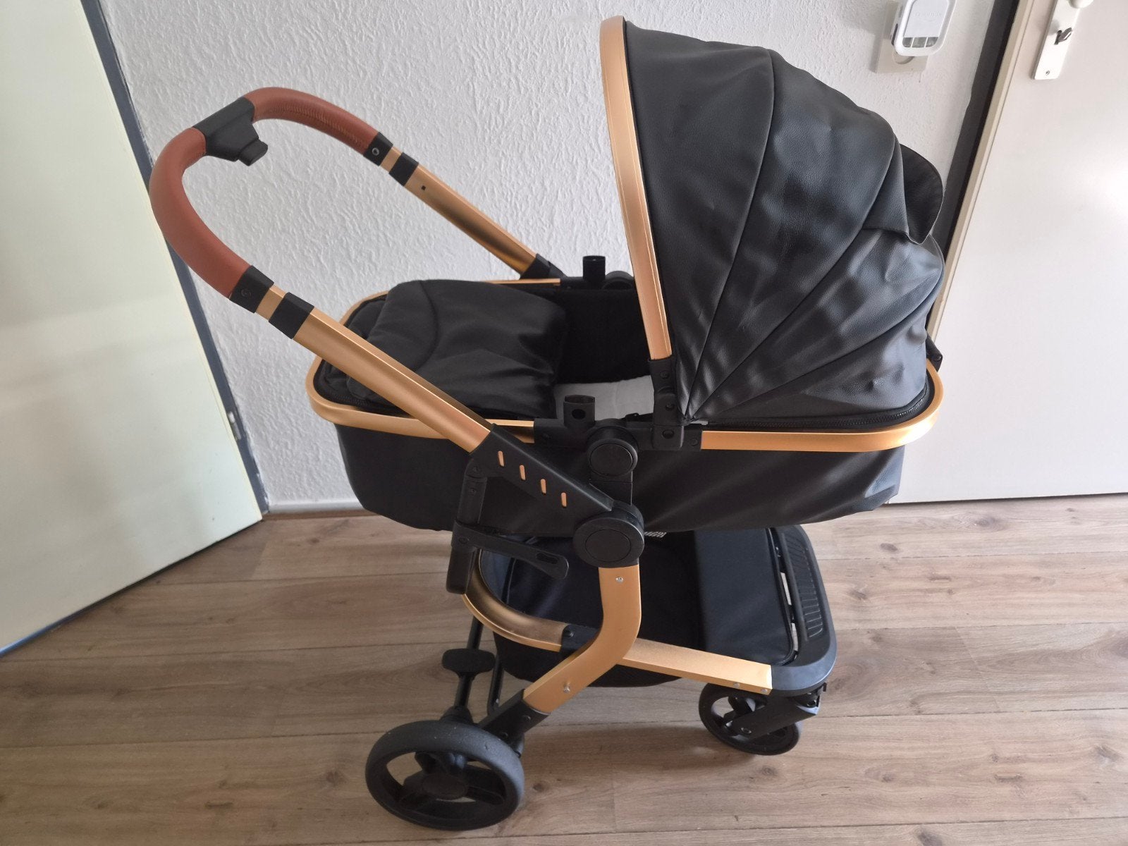 Twinky Combiwagen - Zwart met Goudkleurig Frame, Ophalen