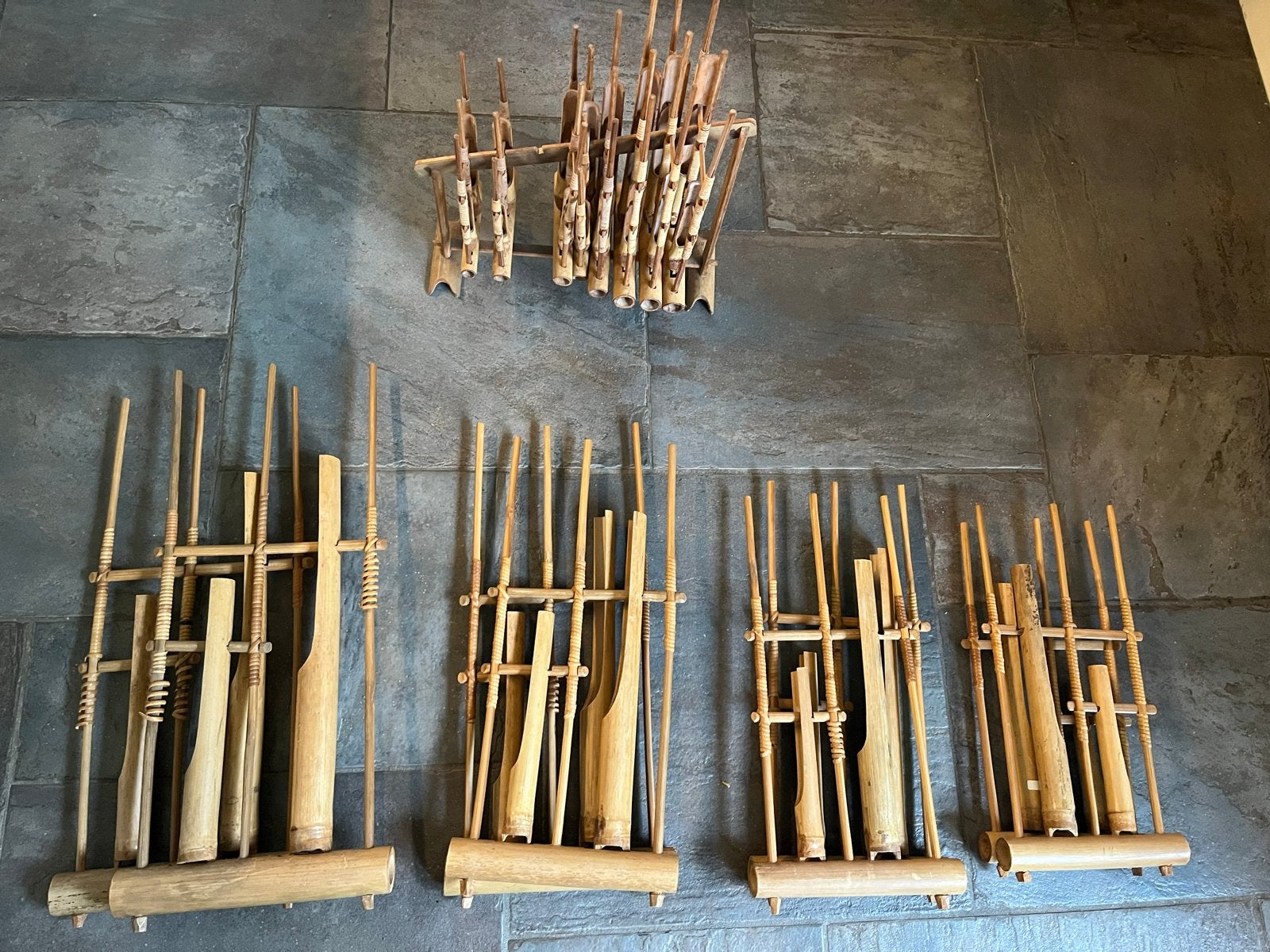 Angklungs set: laag en hoog octaaf (16 stuks), Ophalen