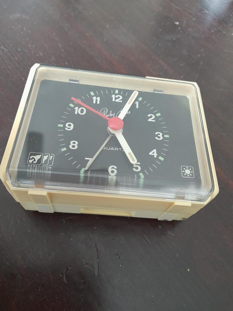 Vintage Ruby Clock wekker op batterijen, Ophalen of Verzenden, Gebruikt, Analoog