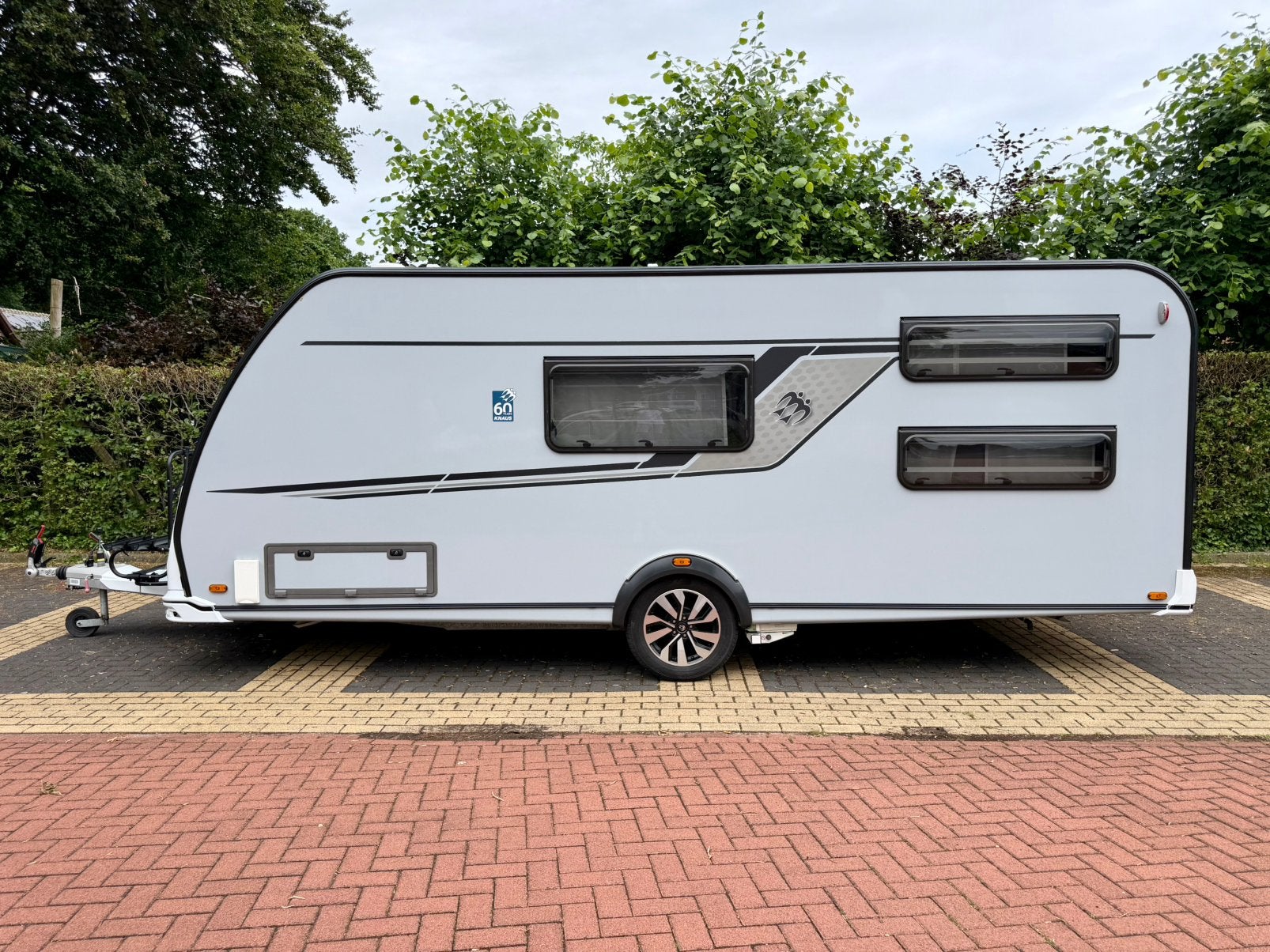 Knaus Sudwind 580 QS 60-Years | Stapelbed, Mover, Luifel,ATC, Caravans en Kamperen, Omvormbare zithoek, Bedrijf, Treinzit, Schokbreker