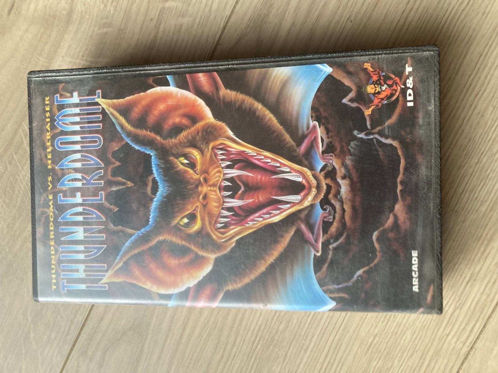 Thunderdome 10 hoes met de VHS van 19 erin!, Cd's en Dvd's, VHS | Film, Muziek, Gebruikt, Vanaf 16 jaar, Ophalen of Verzenden