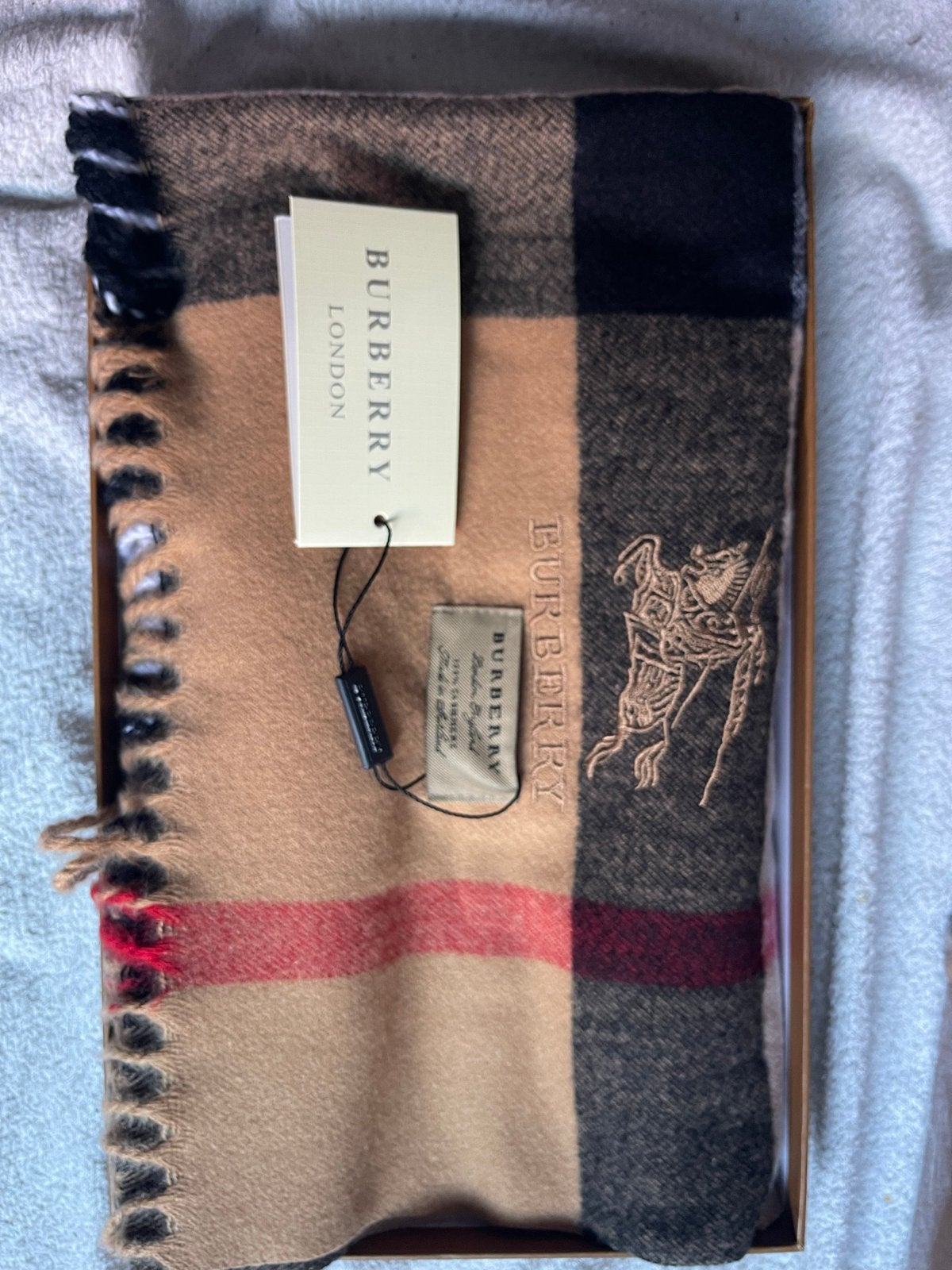 Nieuwe Burberry Sjaal met Labels en Verpakking, Ophalen of Verzenden, Nieuw, Sjaal