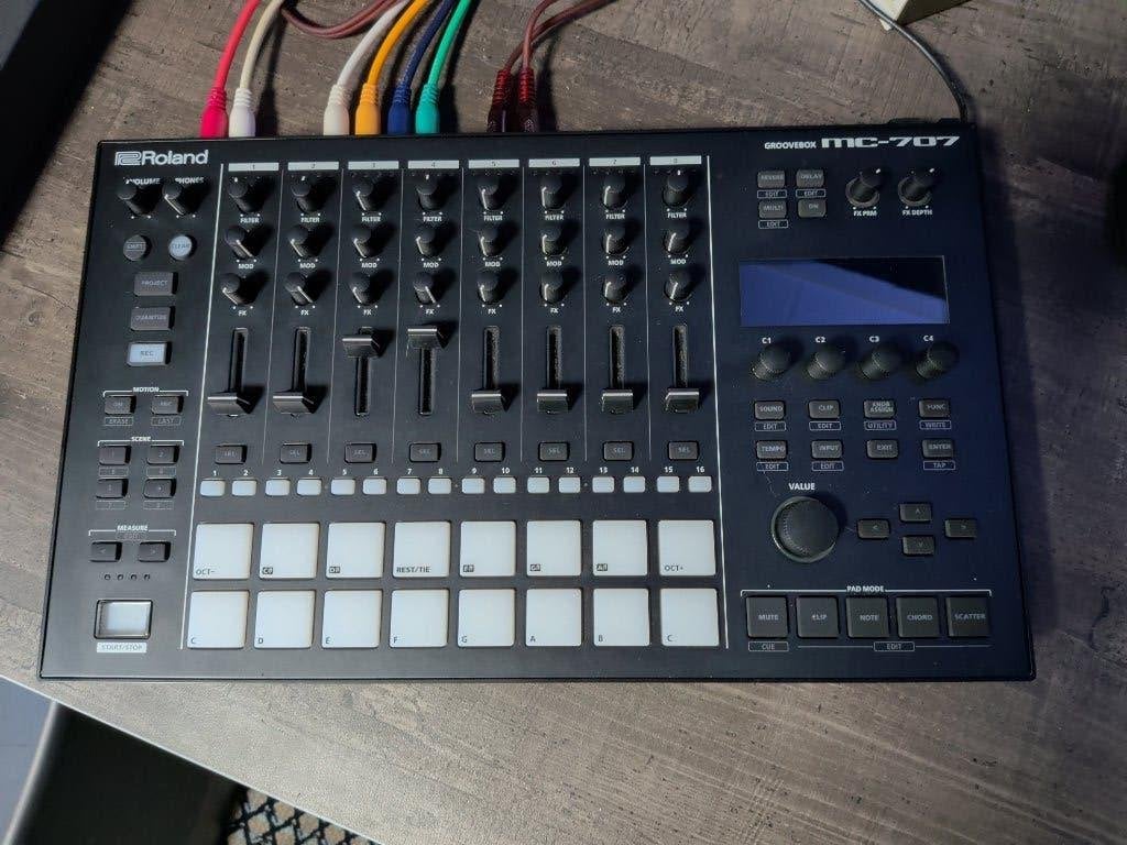 Roland mc 707 Groovebox Incl doos Nieuwstaat, Overige aantallen, Zo goed als nieuw, Met midi-aansluiting, Ophalen