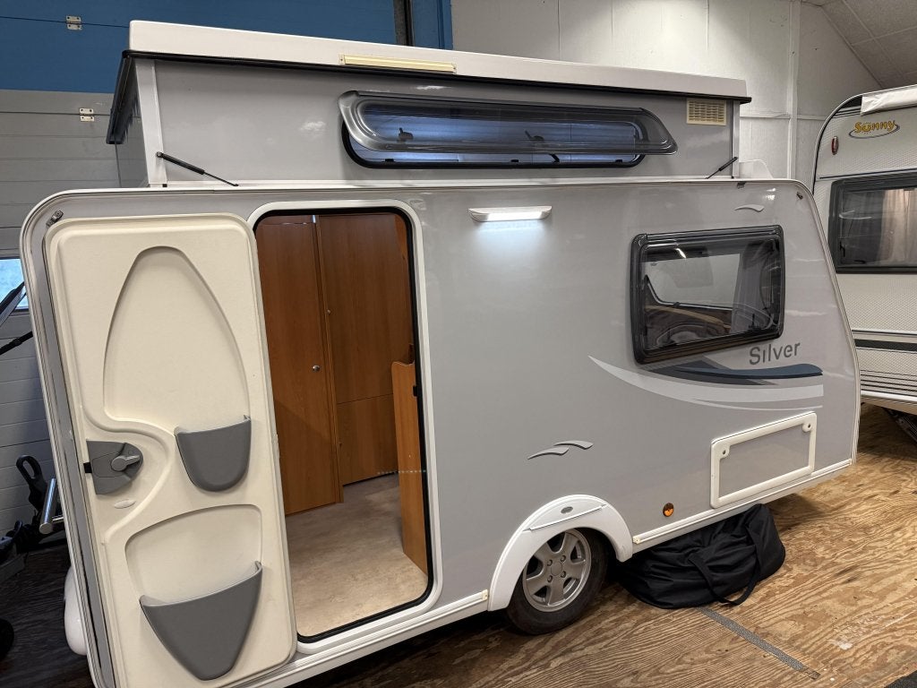 TRIGANO SILVER 310 MET LENGTE BED TOILET VOORTENT, Caravans en Kamperen, Overige typen, Trigano, Tot en met 2, Bedrijf