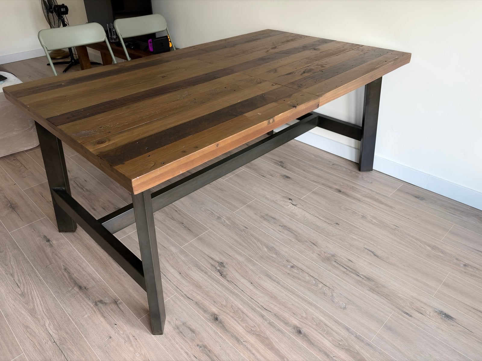 Uitschuifbare eettafel met bankje, massief hout, industrieel