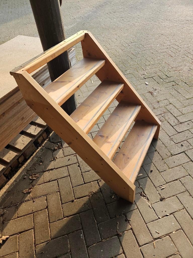 Te koop 2 stuks gebruikte vuren houten trappen, Trappen